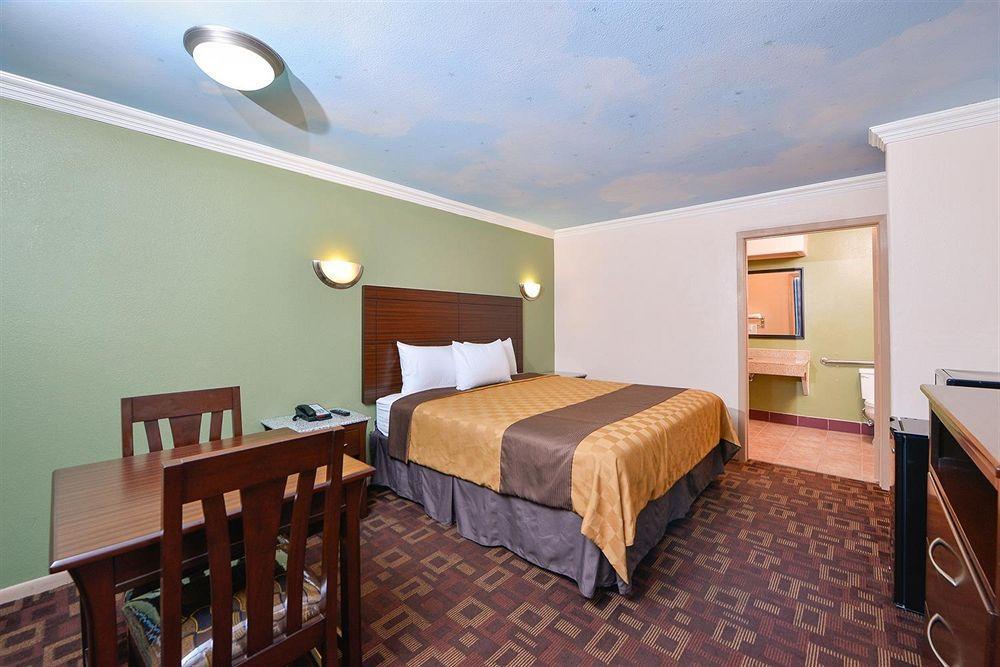 Americas Best Value Inn Houston Heights At I-45 Zewnętrze zdjęcie