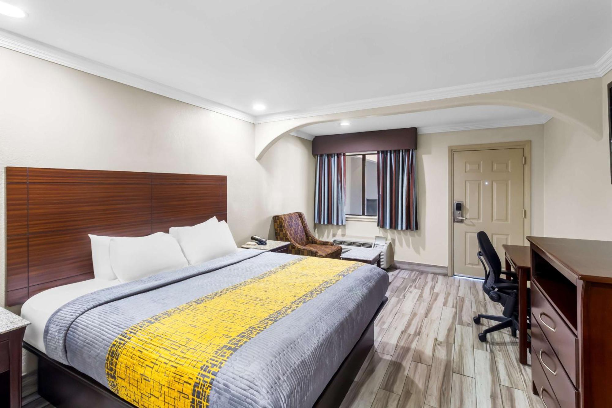 Americas Best Value Inn Houston Heights At I-45 Zewnętrze zdjęcie