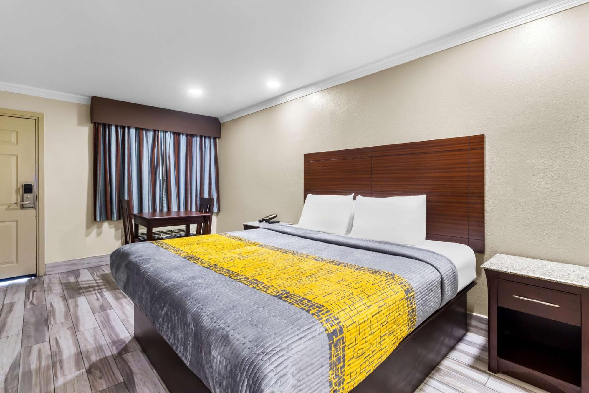 Americas Best Value Inn Houston Heights At I-45 Zewnętrze zdjęcie