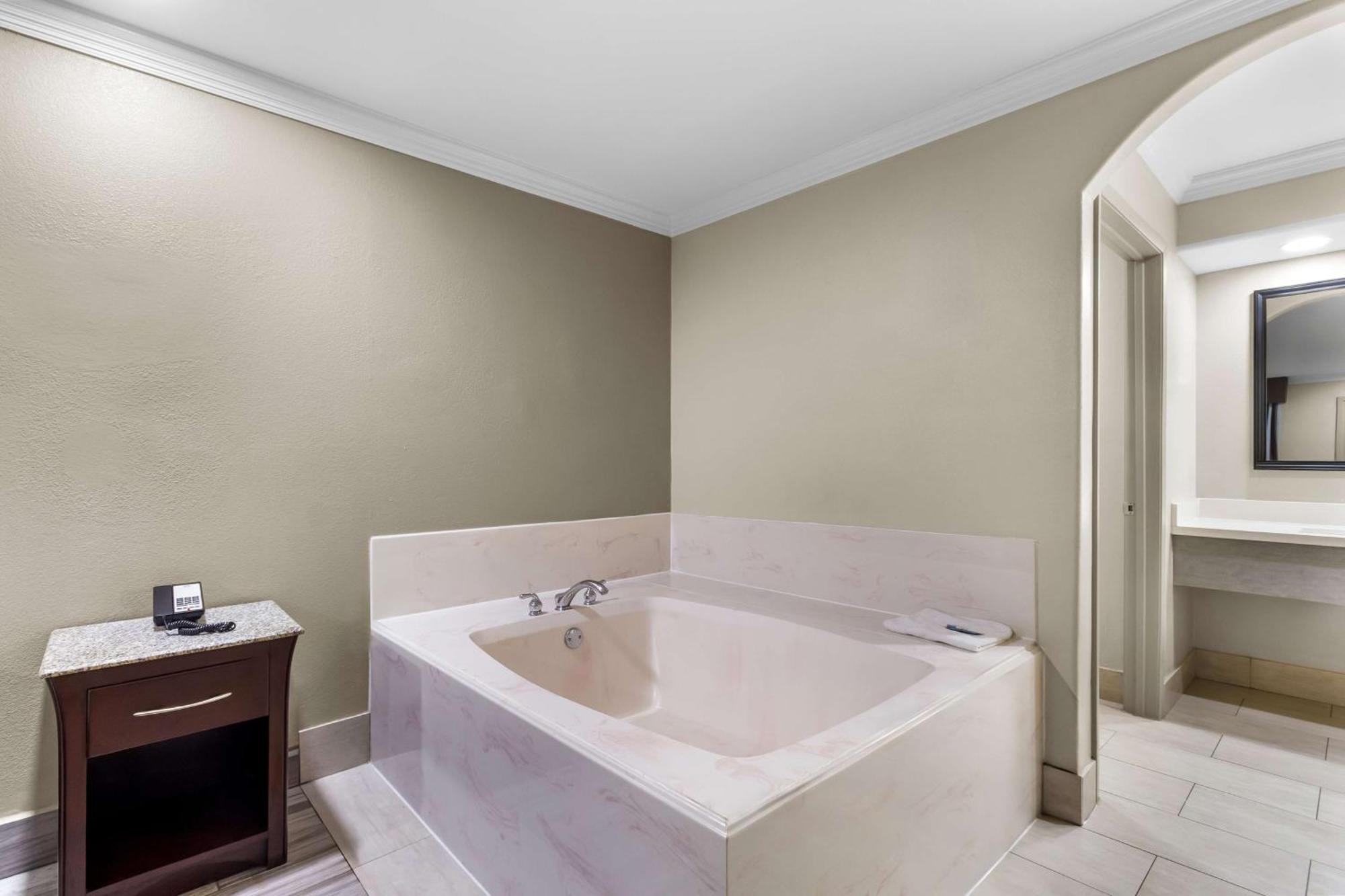 Americas Best Value Inn Houston Heights At I-45 Zewnętrze zdjęcie