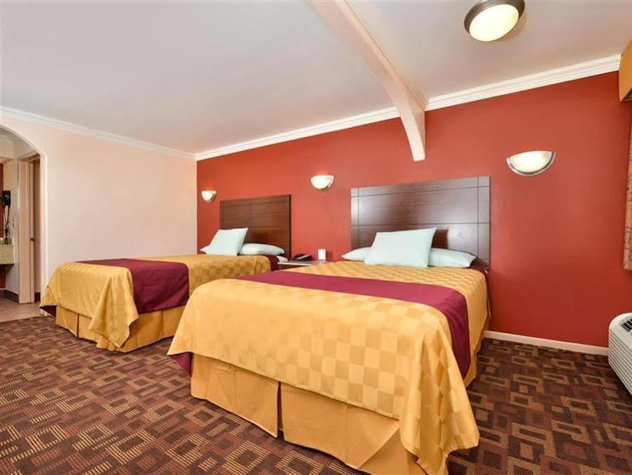 Americas Best Value Inn Houston Heights At I-45 Zewnętrze zdjęcie
